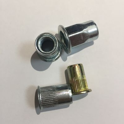 Geel zink koolstofstaal M6 plat rond hoofd half hex rivet moer voor binnen- en buiten